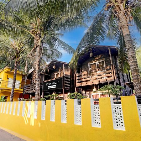 Super Townhouse Morjim Otel Dış mekan fotoğraf