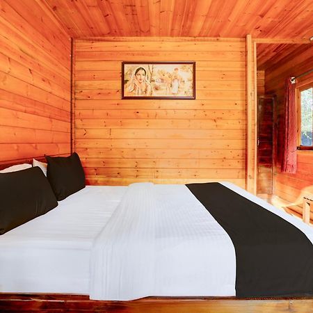 Super Townhouse Morjim Otel Dış mekan fotoğraf