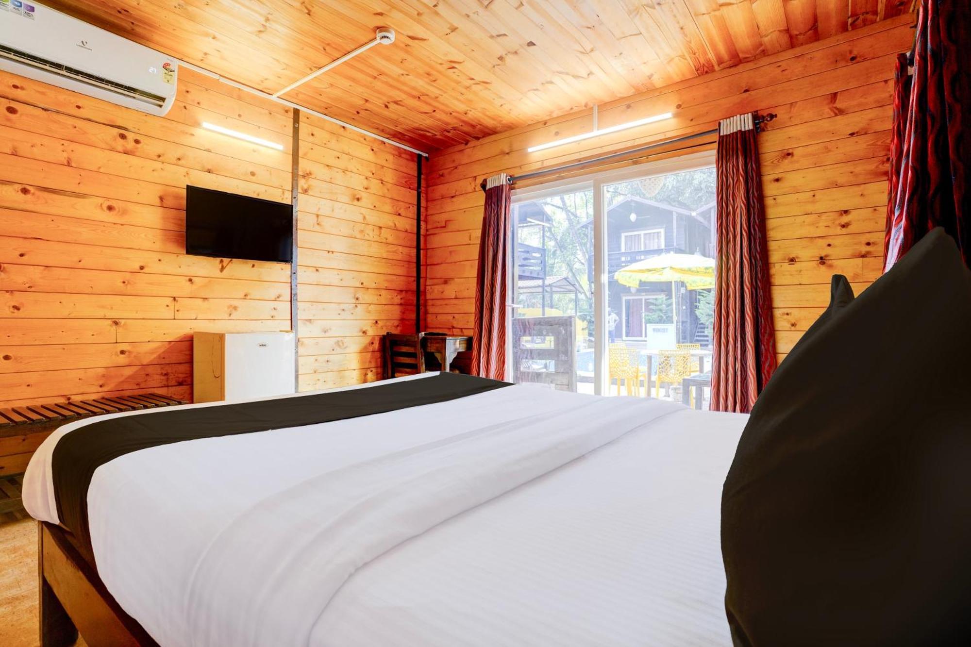 Super Townhouse Morjim Otel Dış mekan fotoğraf