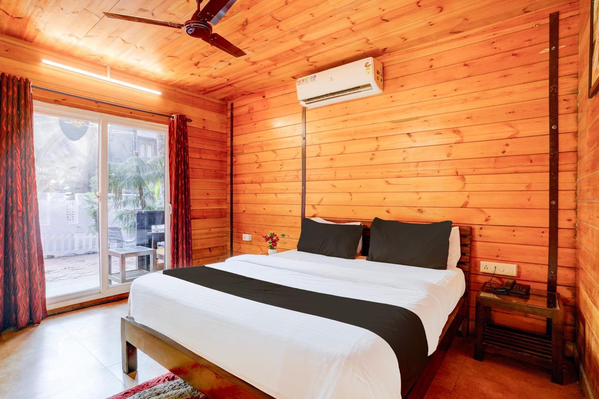 Super Townhouse Morjim Otel Dış mekan fotoğraf