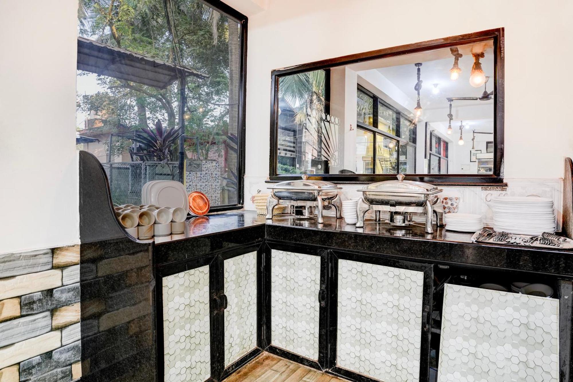 Super Townhouse Morjim Otel Dış mekan fotoğraf