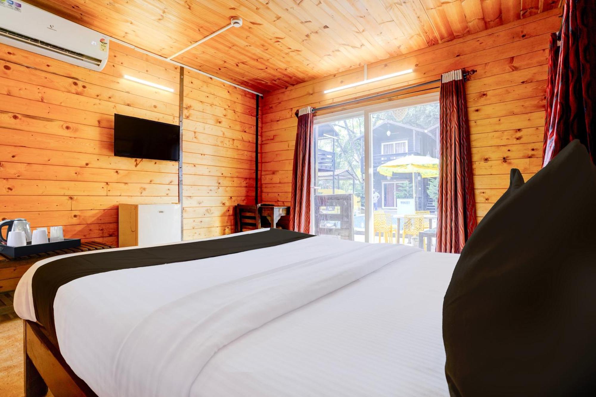 Super Townhouse Morjim Otel Dış mekan fotoğraf