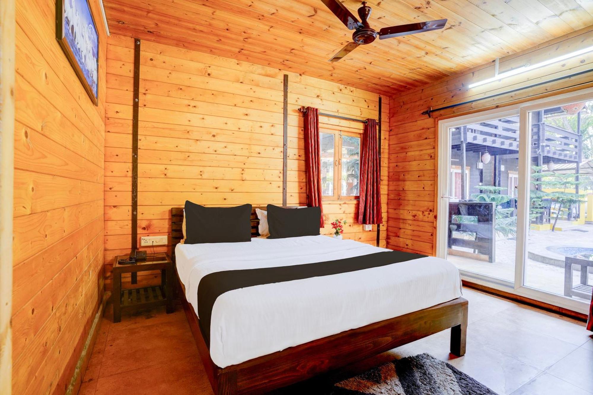 Super Townhouse Morjim Otel Dış mekan fotoğraf