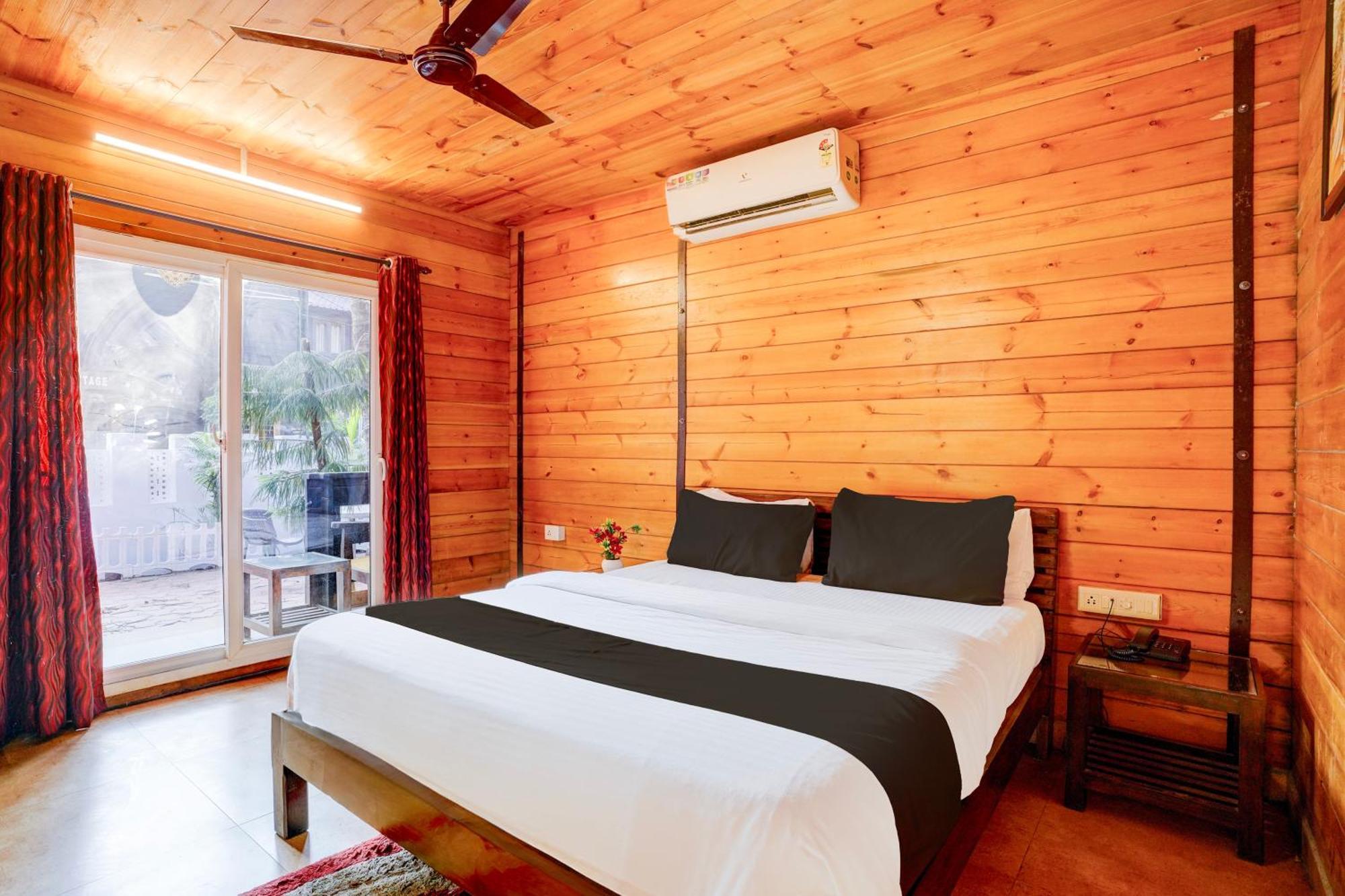 Super Townhouse Morjim Otel Dış mekan fotoğraf