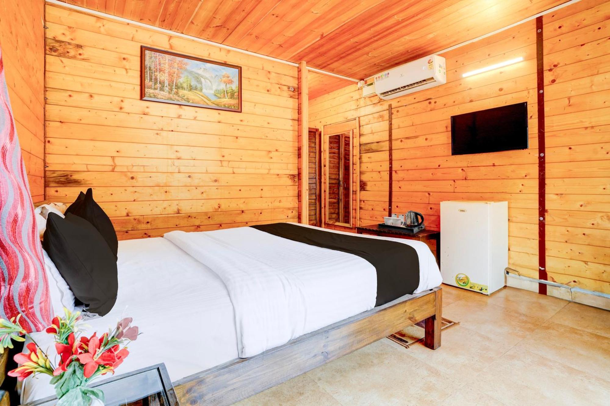 Super Townhouse Morjim Otel Dış mekan fotoğraf